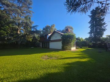 Venta casa 6 amb en Parque Leloir con pileta