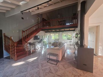 Venta casa 6 amb en Parque Leloir con pileta