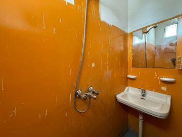 VENDE CASA + DPTO EN BARRIO YAPEYU