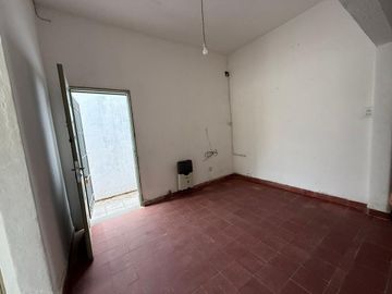VENDE CASA + DPTO EN BARRIO YAPEYU