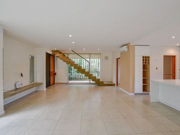 CASA EN VENTA EN CITY BELL 4 DORMITORIOS