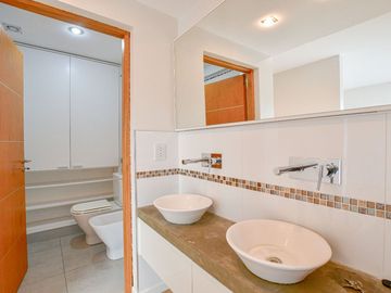 CASA EN VENTA EN CITY BELL 4 DORMITORIOS