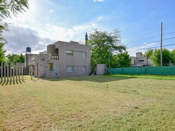 CASA EN VENTA EN CITY BELL 4 DORMITORIOS