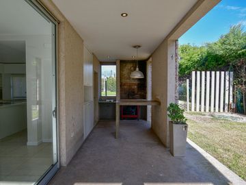 CASA EN VENTA EN CITY BELL 4 DORMITORIOS