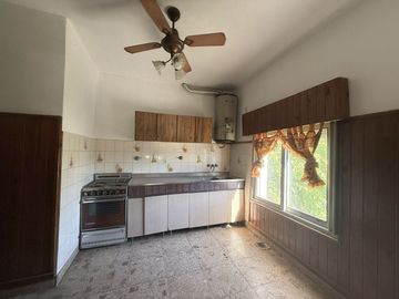 VENTA CASA CON LOCAL PARQUE GARAJE VILLA DE MAYO