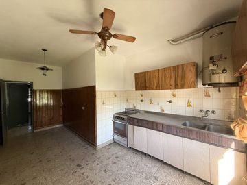 VENTA CASA CON LOCAL PARQUE GARAJE VILLA DE MAYO