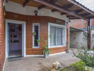 Venta casa barrio Urquiza, 2 dormitorio, 2 cochera
