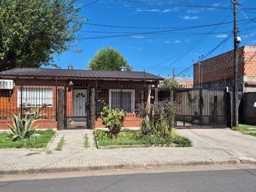 Venta casa barrio Urquiza, 2 dormitorio, 2 cochera