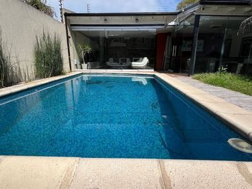 CASA EN ITUZAINGO CON PARQUE Y PILETA PERMUTA