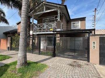 CASA EN ITUZAINGO CON PARQUE Y PILETA PERMUTA