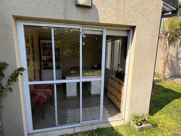 CASA EN ITUZAINGO CON PARQUE Y PILETA PERMUTA