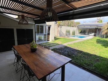 CASA EN ITUZAINGO CON PARQUE Y PILETA PERMUTA