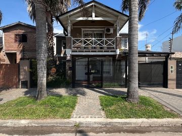 CASA EN ITUZAINGO CON PARQUE Y PILETA PERMUTA