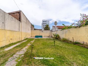 VENTA CASA TRADICIONAL EN EL CENTRO AMPLIO LOTE