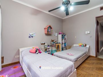 VENTA CASA TRADICIONAL EN EL CENTRO AMPLIO LOTE