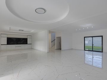 VENTA CASA /SALON 4 AMB  SAN MIGUEL CON PILETA