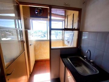 3 ambientes luminosos, con balcón vista abierta