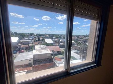 3 ambientes luminosos, con balcón vista abierta