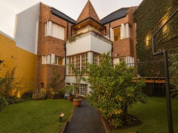 CASA TRIPLEX BOEDO JARDIN/ QUINCHO/ 3 DORMITORIOS
