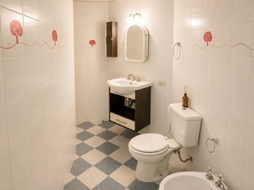 CASA TRIPLEX BOEDO JARDIN/ QUINCHO/ 3 DORMITORIOS