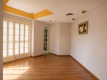 CASA TRIPLEX BOEDO JARDIN/ QUINCHO/ 3 DORMITORIOS