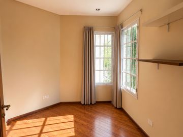 CASA TRIPLEX BOEDO JARDIN/ QUINCHO/ 3 DORMITORIOS