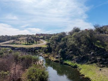 Venta lote premium 2.800m2 sobre río, Calamuchita