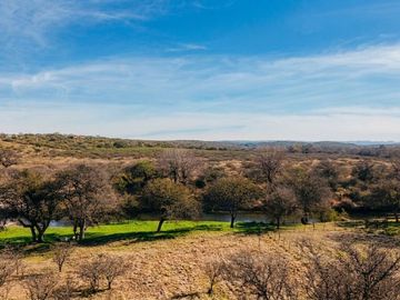 Venta lote premium 2.800m2 sobre río, Calamuchita