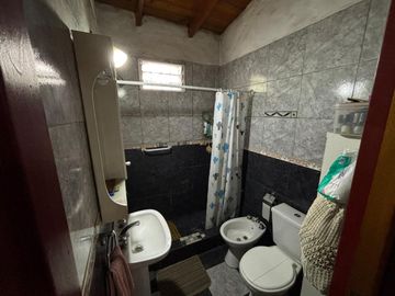 CASA 4 AMBIENTE CON JARDIN EN VENTA EN EZPELETA