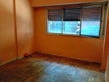 Departamento 2 Amb en Venta Constitución con Patio
