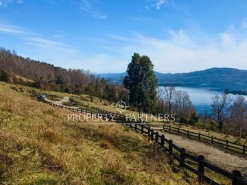 Parcela con Impresionante Vista  Lago Calafquén y Volcán Villarrica.