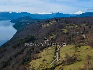 Parcela con Impresionante Vista  Lago Calafquén y Volcán Villarrica.