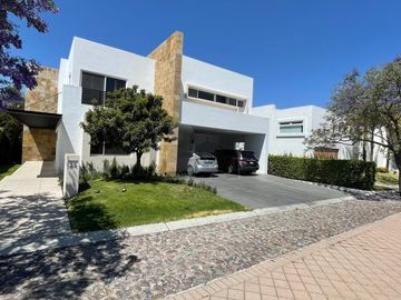 Casa en condominio en venta en El Campanario, Querétaro, Querétaro