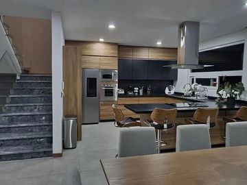 Residencia con sótano y asador — Altozano, Morelia · 250 m²