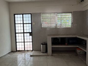 Casa en el Centro, con GRAN potencial para casa habitación u oficinas.