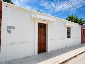Casa en el Centro, con GRAN potencial para casa habitación u oficinas.