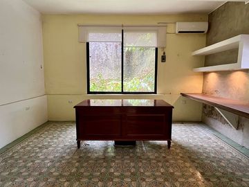 Casa en el Centro, con GRAN potencial para casa habitación u oficinas.