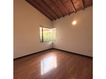 CASA EN RENTA EN EL RETIRO , CERCA LA CASCO URBANO