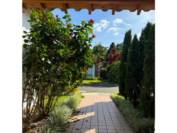 CASA EN RENTA EN EL RETIRO , CERCA LA CASCO URBANO