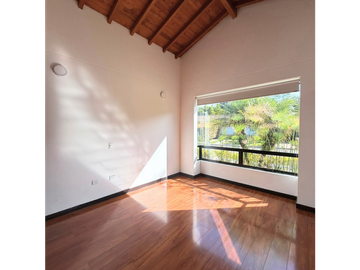 CASA EN RENTA EN EL RETIRO , CERCA LA CASCO URBANO