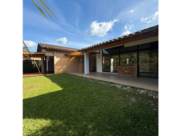 CASA EN RENTA EN EL RETIRO , CERCA LA CASCO URBANO