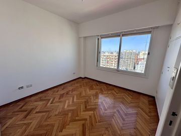 Muy lindo 2 amb en un piso alto con excelente vista panorámica y luz todo el día.