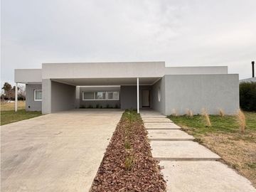 Moderna Casa 4 Ambientes en La Concepción, Luján| Acepta Permuta