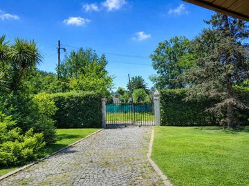 VENTA CASA 5 AMBIENTES PONTEVEDRA. PARQUE COCHERA