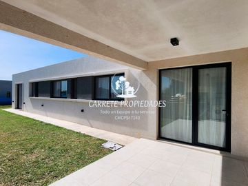 Oportunidad. Casa en venta de 4 ambientes, aires y cortinas. Santa Elisa. Pilar.