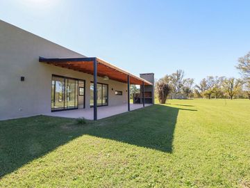 CASA EN VENTA 4 AMB FINANCIACION -LA ELINA LUJAN