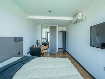VENTA DE LUJOSA CASA AL RIO EN EL NAUDIR
