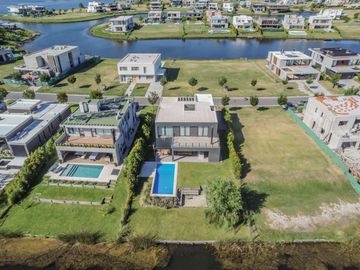VENTA DE CASA EN COSTAS - PUERTOS DEL LAGO