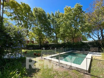CASA EN VENTA CON PILETA, B CERRADO VILLA ROSA