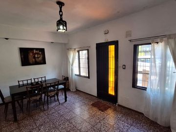 CASA EN VENTA 2 DORMITORIOS CON COCHERA